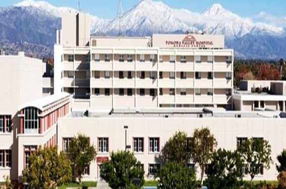 Pomona医院位于波莫纳市，是全美Top100的医院，全加州排名第37，是整体实力强于长老会医院的大型综合性非赢利性医院。医院每年接生超过7000宝宝，是嘉惠尔医院的2倍之多。600多位医生，1000多工作人员。有24小时的妇产科住院医生和High Risk Obstetrical Unit，能给复杂情况的产妇和宝宝提供更高的安全系数。尤其是它的NICU(新生儿急救中心)是全美最高等级level3，有54张病床（长老会医院仅是level2,32张病床）。这意味着Pomona医院可以接受、治疗和喂育最早于25周出生的新生儿，医院的其他专科医生可以最快速度现场会诊，进行新生儿心脏、神经等高难度复杂手术。
